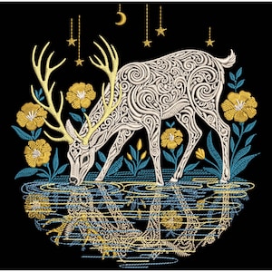 Puede incluir: Diseño bordado de un ciervo bebiendo agua, con flores amarillas y estrellas sobre un fondo negro. El ciervo es blanco con patrones intrincados, y las flores son amarillas con hojas azules. Una luna creciente y estrellas cuelgan arriba.