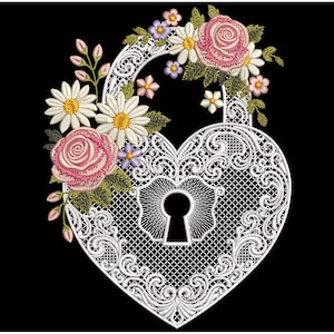 Könnte beinhalten: Ein herzförmiges Schloss-Design mit aufwendigem weißem Filigran, verziert mit gestickten rosa Rosen, Gänseblümchen und anderen bunten Blumen. Der Hintergrund ist schwarz und hebt die zarten floralen und Spitzen Details hervor.