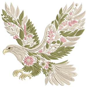 Puede incluir: Diseño bordado de un águila en vuelo, adornado con motivos florales y de hojas. Las alas están llenas de elementos botánicos verdes, rosas y crema. La cabeza y las garras del águila están detalladas con hilo color crema.
