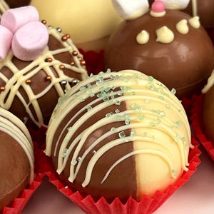 Hot Chocolate Bombs Gift Set - Hot Chocolate Station, Hot Chocolate, Mini Marshmallows, Chocolates, Candy Canes, Christmas Gifts