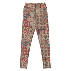 Puede incluir: Un par de leggings con un diseño de patchwork que presenta patrones geométricos rojos, azules y beige.