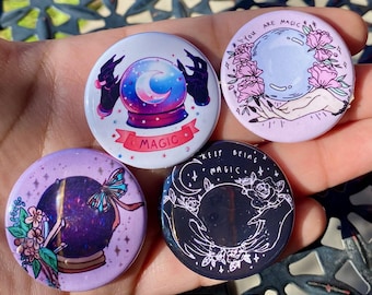 Botones con alfiler "Eres Magia" de 3,8 cm (1,5"). Linda idea de regalo mágico para el empoderamiento feminista y la fantasía. Bola de cristal con vibras de bruja. Fantasía.