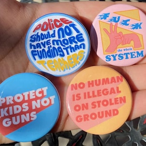 Lot de 4 macarons de 1,5 po. Déclaration politique | Justice sociale | Épingles d&#39;activisme | Protestations No Human is Illegal F Les épingles du système