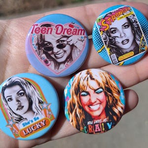 Set von 4 90er Jahre Britney 3,8 cm Pinback Buttons - 1,5 Zoll süß Girly Geschenk Millennial Nostalgie Pop Kultur Musik Prinzessin Lucky Stronger Pop Art