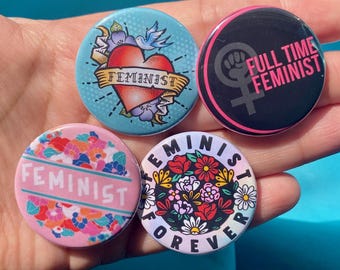 Set von 4 Comic-Stil Girl Power 1,5 "Buttons - 1,5" Cute Girly Stocking Stuffers Urlaub Geschenkidee für feministische Empowerment