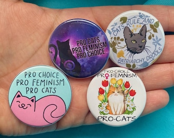 Botones con alfiler de 3,8 cm (1,5") con el lema "Pro Cats Pro Choice" (Pro gatos, Pro Choice) - Regalos navideños para mujeres feministas, ideales para rellenar calcetines navideños. Pines para mujeres feministas que se identifican como amantes de los gatos sin hijos.