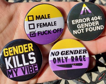 大胆なノンバイナリー 1.5インチ ピンバックボタン 4個セット | ノンバイナリープライドピン | ジェンダーニュートラル | LGBTQ+ エンパワーメント | ジェンダーアイデンティティ エンビーボタン