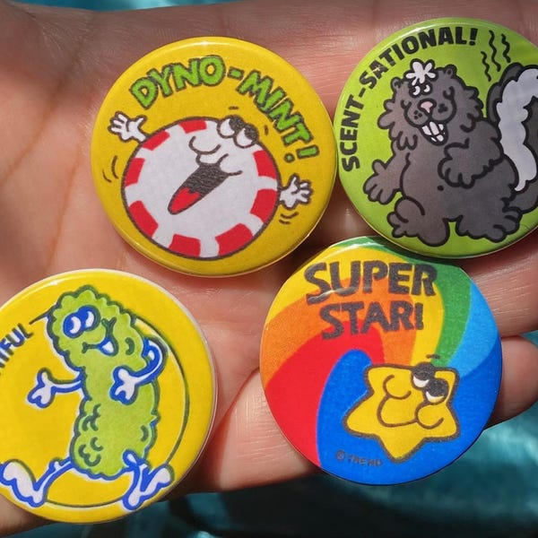 ヴィンテージ スクラッチ アンド スニフ ステッカー 1.5 インチ ピンバック ボタン 4 個セット | レトロ Gen-X 風のかわいいクリスマスプレゼント & ホリデーギフト 80 年代ノスタルジア