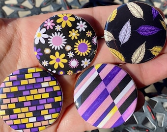 控えめなノンバイナリー 1.5 インチ ピンバック ボタン 4 個セット | ノンバイナリー プライド ピン | ジェンダー ニュートラル | LGBTQ+ エンパワーメント | ジェンダー アイデンティティ 控えめ