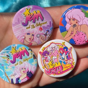 Set van 4 op Jem & the Holograms geïnspireerde 1,5" pinback-knoppen - 1,5" schattige girly kousen cadeau-idee voor de feestdagen 80s Gen-X cartoon nostalgie