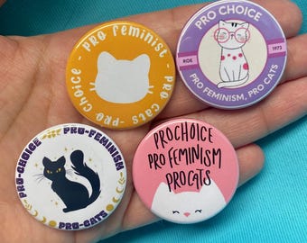 Botones con alfiler de 3,8 cm (1,5") con el lema "Pro Cats Pro Choice" - Regalos navideños adorables para mujeres feministas sin hijos y amantes de los gatos.