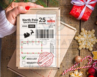 Peut inclure: Un colis de Noël avec une étiquette "North Pole Special Delivery". L'étiquette comprend un dessin du Père Noël, un code-barres et la mention "Nice List" avec une coche. Le colis est tenu par une personne avec du vernis à ongles rouge.