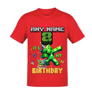 Könnte beinhalten: Rotes T-Shirt mit einer grünen Minecraft-Figur, die einen Geburtstagskuchen hält, und dem Text "ANY NAME 2 IT'S MY BIRTHDAY".