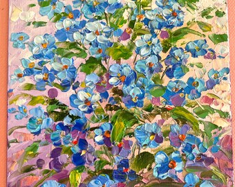 Puede incluir: Pintura al óleo de un ramo de flores azules con hojas verdes sobre un fondo rosa y morado. Las flores tienen centros blancos y están pintadas con pinceladas gruesas, creando un efecto texturizado. La obra de arte es un primer plano de las flores.