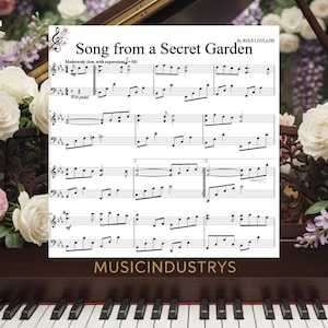 Può includere: Spartito di "Song from a Secret Garden" di Rolf Lovland, visualizzato su un pianoforte. La musica è in bianco e nero, con note e simboli musicali. I tasti del pianoforte sono visibili in basso e composizioni floreali incorniciano lo spartito.