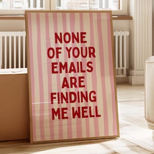 Può includere: Una stampa da parete rettangolare incorniciata con uno sfondo a righe verticali rosa chiaro e bianche. Il testo NONE OF YOUR EMAILS ARE FINDING ME WELL è stampato in grassetto, in lettere maiuscole rosso scuro centrate.