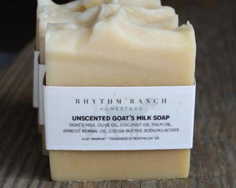 Può includere: Un mucchio di quattro saponette al latte di capra non profumate di Rhythm Ranch Homestead. Il sapone è fatto con latte di capra, olio d'oliva, olio di cocco, olio di palma, olio di nocciolo di albicocca, burro di cacao e lattato di sodio. Il sapone è di 4 oz minimo e fatto a mano a Montpelier, VA.