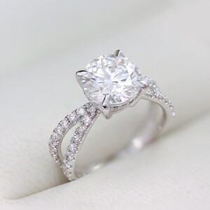 Round Cut Twisted Shank Engagement Ring with Lab Grown Excellent Diamond R280lg image 3