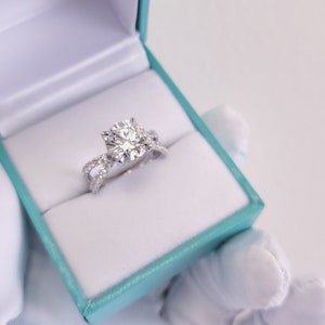 Round Cut Twisted Shank Engagement Ring with Lab Grown Excellent Diamond R280lg image 2
