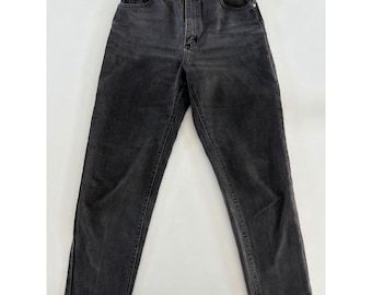 Jeans Lee vintage de talle alto y corte cónico, mezclilla negra desteñida, años 90, talla 26 para mujer.