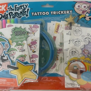 以下が含まれることがあります： "The Fairly OddParents"のタトゥーキット。"TATTOO TRICKERY"の文字入り。100以上のタトゥー、マーカー、ステンシルが含まれています。パッケージには漫画のキャラクターと黄色の星が描かれています。