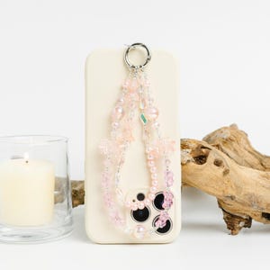 Różowy kwiatek z koralikami do telefonu: pasek do aparatu, brelok do kluczy, zawieszka do torebki