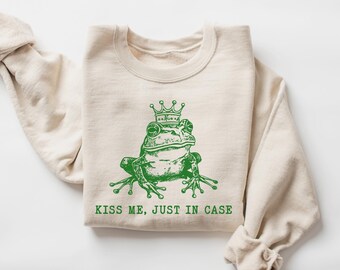 Kiss Me Just In Case St Patrick's Day Frog 90s Retro Graphic Shirts, Vintage Toad Sweatshirt, Cute St Patricks, Book Lovers Shirt