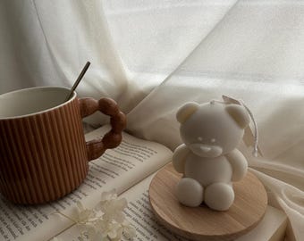 Vela artesanal em formato de ursinho de pelúcia – Cera de soja, sustentável e fofa – Perfeita para presentear ou decorar.