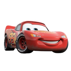 Puede incluir: Un coche de carreras rojo de dibujos animados con el número 95 en el lateral. El coche tiene ojos grandes y una boca sonriente. Los neumáticos tienen la palabra "CUNARD".