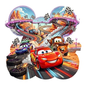 Könnte beinhalten: Bunte Illustration der Cars-Filmcharaktere auf einer Rennstrecke. Lightning McQueen führt das Feld an, gefolgt von Mater und anderen Autos. Die Strecke schlängelt sich durch eine Wüstenlandschaft mit Zielflaggen und Reifenstapeln.