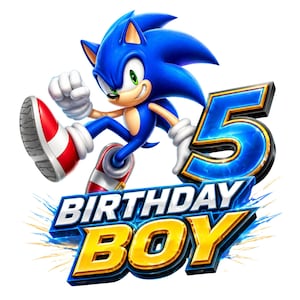 Può includere: Un'illustrazione grafica del personaggio blu Sonic the Hedgehog in posa da corsa, posizionata sopra una grande scritta tridimensionale che recita 5 BIRTHDAY BOY. Il numero 5 è blu con bordi dorati e il testo è di colore giallo brillante.