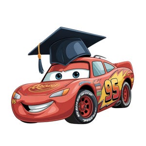 Puede incluir: Un coche de carreras rojo de dibujos animados con el número 95 en el lateral y el capó, que presenta una cara sonriente con ojos grandes y una boca ancha. El coche lleva un birrete negro con una borla dorada sobre el techo, sobre fondo blanco.