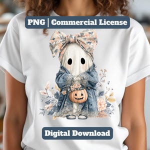 Puede incluir: Camiseta blanca con una ilustración de acuarela de un personaje fantasma con un lazo floral, abrigo azul y sosteniendo una calabaza. La imagen incluye el texto "PNG | Commercial License" y "Digital Download".