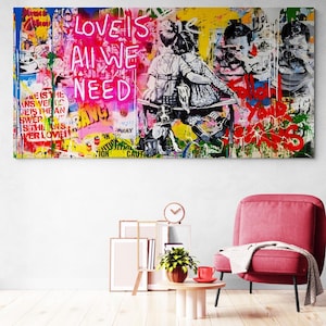 Puede incluir: Una pintura abstracta colorida con un collage de imágenes y texto. El texto incluye las palabras "Love is all we need" y "Bang". La pintura presenta dos figuras, un perro y una ciudad.