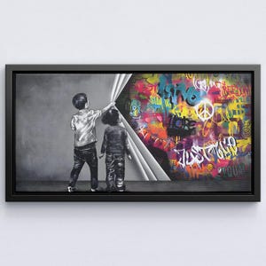 Puede incluir: Dos niños se paran frente a una pared gris, tirando de una cortina blanca para revelar un mural de graffiti colorido con palabras como "amor", "esperanza", "justicia" y "libertad".