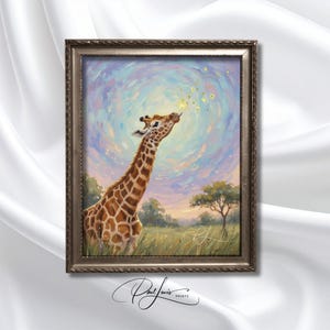 Könnte beinhalten: Gerahmtes Gemälde einer Giraffe, die nach leuchtenden Kugeln in einem farbenfrohen Himmel greift. Die Giraffe hat einen langen Hals und ein gemustertes Fell. Das Kunstwerk ist von Paul Lewis Prints signiert.