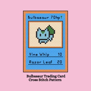 Puede incluir: Un patrón de punto de cruz pixelado de una carta de intercambio de Pokemon Bulbasaur. La carta es azul con bordes naranjas y presenta una imagen pixelada de Bulbasaur con el texto "Bulbasaur 70hp" en la parte superior. La carta también incluye los movimientos "Vine Whip 10" y "Razor Leaf 20".