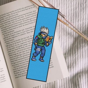 Puede incluir: Un marcapáginas azul con una imagen pixelada de un personaje con chaleco verde y pantalones azules. El marcapáginas es rectangular y tiene un fondo azul claro. El personaje sostiene un objeto pequeño.