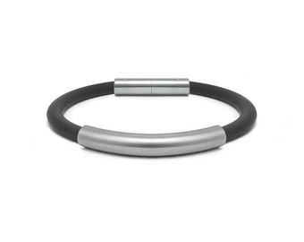 Tubular black 5mm rubber bracelet with curved element & bayonet clasp in stainless steel by Taormina Jewelry