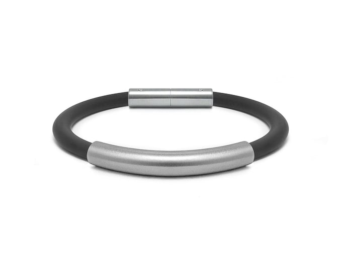 Tubular black 5mm rubber bracelet with curved element & bayonet clasp in stainless steel by Taormina Jewelry