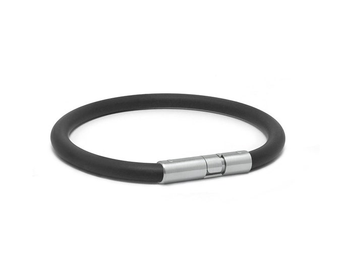 Tubular black rubber bracelet with bayonet clasp in stainless steel, 5mm. By Taormina Jewelry