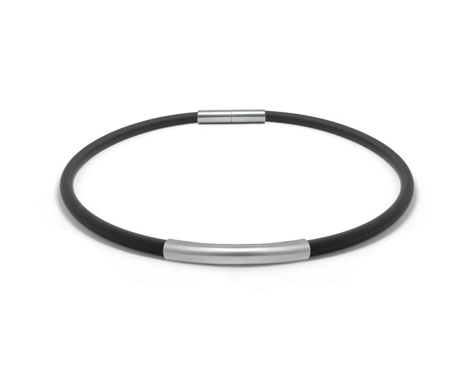 Tubular 5mm black rubber necklace with curved element & bayonet clasp in stainless steel, 5mm. By Taormina Jewelry