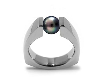 PYRAMID Triangular shaped ring with a tension set Black Pearl in stainless steel