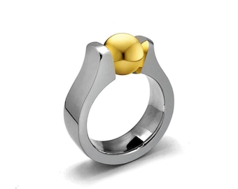 MAREA Flat and rounded high mounting ring with tension set gold sphere in stainless steel