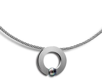 ABBRACCI round flat pendant with tension set black pearl on a cable choker in stainless steel