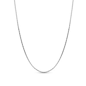 Könnte beinhalten: Eine silberfarbene Halskette mit einer filigranen, strukturierten Kette. Die Kette ist dünn und flexibel, um sich sanft an die Haut anzupassen. Die Halskette wird vor einem weißen Hintergrund präsentiert, was ihre schlichte Eleganz hervorhebt.