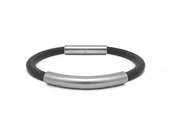 Tubular black 5mm rubber bracelet with curved element & bayonet clasp in stainless steel