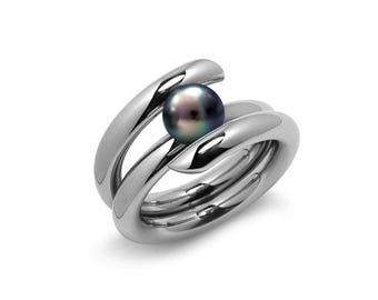 ILIANA High rise setting tubular bypass ring with tension set Black Pearl in stainless steel