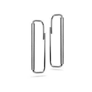 Peut inclure: Une paire de boucles d'oreilles créoles argentées avec un design rectangulaire simple. Les boucles d'oreilles sont en métal lisse et poli.