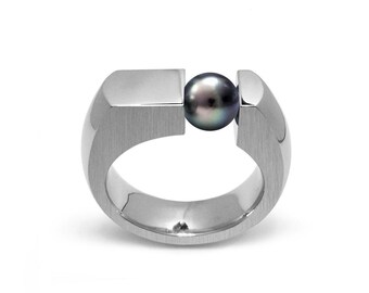 COLONNA Flat‑Top Ring | Off‑Centered Tension‑Set Black Pearl | Stainless Steel Design